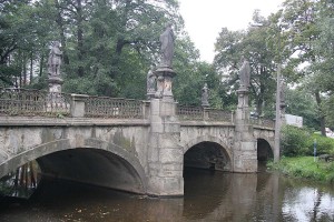 Most_s_barokními_sochami_ve_Žďáru_nad_sázavou